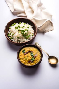 Düz dal ile Basmati pirinç pilavı veya pulav bezelye veya yeşil bezelye eklendi Sarı renkle matar pulav olarak da bilinir kullanarak sebze pilav ile servis