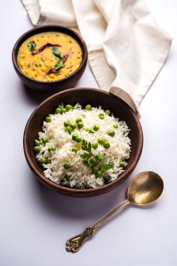 Düz dal ile Basmati pirinç pilavı veya pulav bezelye veya yeşil bezelye eklendi Sarı renkle matar pulav olarak da bilinir kullanarak sebze pilav ile servis