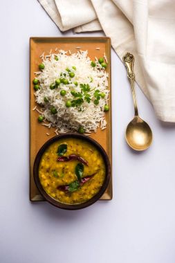 Düz dal ile Basmati pirinç pilavı veya pulav bezelye veya yeşil bezelye eklendi Sarı renkle matar pulav olarak da bilinir kullanarak sebze pilav ile servis