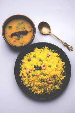 Düz dal ile Basmati pirinç pilavı veya pulav bezelye veya yeşil bezelye eklendi Sarı renkle matar pulav olarak da bilinir kullanarak sebze pilav ile servis