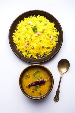 Düz dal ile Basmati pirinç pilavı veya pulav bezelye veya yeşil bezelye eklendi Sarı renkle matar pulav olarak da bilinir kullanarak sebze pilav ile servis