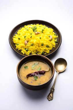 Düz dal ile Basmati pirinç pilavı veya pulav bezelye veya yeşil bezelye eklendi Sarı renkle matar pulav olarak da bilinir kullanarak sebze pilav ile servis