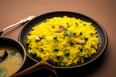Düz dal ile Basmati pirinç pilavı veya pulav bezelye veya yeşil bezelye eklendi Sarı renkle matar pulav olarak da bilinir kullanarak sebze pilav ile servis