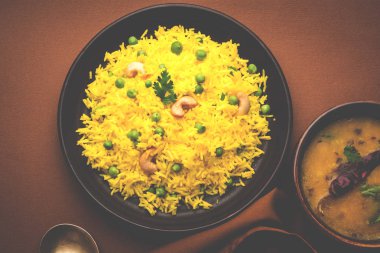 Düz dal ile Basmati pirinç pilavı veya pulav bezelye veya yeşil bezelye eklendi Sarı renkle matar pulav olarak da bilinir kullanarak sebze pilav ile servis