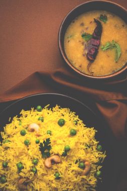 Düz dal ile Basmati pirinç pilavı veya pulav bezelye veya yeşil bezelye eklendi Sarı renkle matar pulav olarak da bilinir kullanarak sebze pilav ile servis