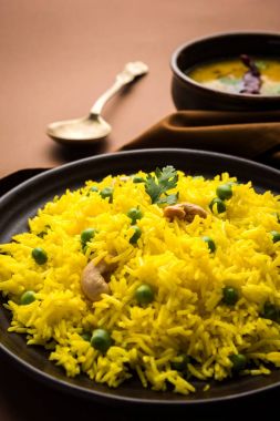 Düz dal ile Basmati pirinç pilavı veya pulav bezelye veya yeşil bezelye eklendi Sarı renkle matar pulav olarak da bilinir kullanarak sebze pilav ile servis