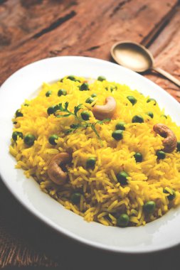 Düz dal ile Basmati pirinç pilavı veya pulav bezelye veya yeşil bezelye eklendi Sarı renkle matar pulav olarak da bilinir kullanarak sebze pilav ile servis