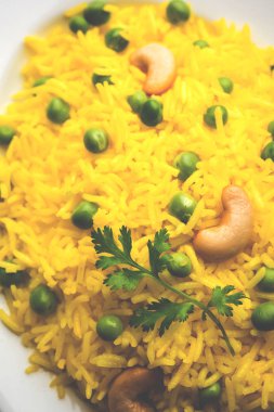 Düz dal ile Basmati pirinç pilavı veya pulav bezelye veya yeşil bezelye eklendi Sarı renkle matar pulav olarak da bilinir kullanarak sebze pilav ile servis