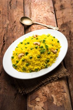 Düz dal ile Basmati pirinç pilavı veya pulav bezelye veya yeşil bezelye eklendi Sarı renkle matar pulav olarak da bilinir kullanarak sebze pilav ile servis