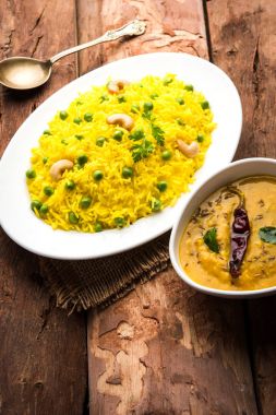 Düz dal ile Basmati pirinç pilavı veya pulav bezelye veya yeşil bezelye eklendi Sarı renkle matar pulav olarak da bilinir kullanarak sebze pilav ile servis