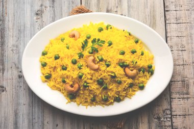 Düz dal ile Basmati pirinç pilavı veya pulav bezelye veya yeşil bezelye eklendi Sarı renkle matar pulav olarak da bilinir kullanarak sebze pilav ile servis