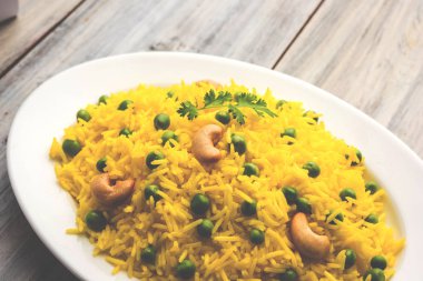 Düz dal ile Basmati pirinç pilavı veya pulav bezelye veya yeşil bezelye eklendi Sarı renkle matar pulav olarak da bilinir kullanarak sebze pilav ile servis