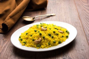 Düz dal ile Basmati pirinç pilavı veya pulav bezelye veya yeşil bezelye eklendi Sarı renkle matar pulav olarak da bilinir kullanarak sebze pilav ile servis