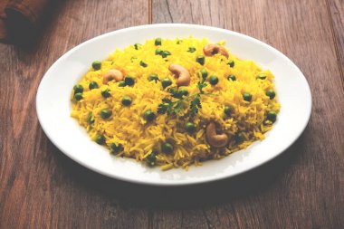 Düz dal ile Basmati pirinç pilavı veya pulav bezelye veya yeşil bezelye eklendi Sarı renkle matar pulav olarak da bilinir kullanarak sebze pilav ile servis