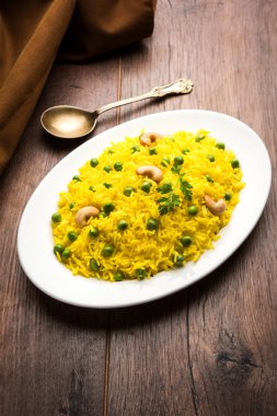 Düz dal ile Basmati pirinç pilavı veya pulav bezelye veya yeşil bezelye eklendi Sarı renkle matar pulav olarak da bilinir kullanarak sebze pilav ile servis