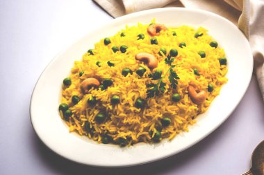 Düz dal ile Basmati pirinç pilavı veya pulav bezelye veya yeşil bezelye eklendi Sarı renkle matar pulav olarak da bilinir kullanarak sebze pilav ile servis