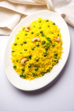 Düz dal ile Basmati pirinç pilavı veya pulav bezelye veya yeşil bezelye eklendi Sarı renkle matar pulav olarak da bilinir kullanarak sebze pilav ile servis