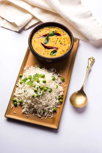 Düz dal ile Basmati pirinç pilavı veya pulav bezelye veya yeşil bezelye eklendi Sarı renkle matar pulav olarak da bilinir kullanarak sebze pilav ile servis