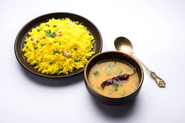 Düz dal ile Basmati pirinç pilavı veya pulav bezelye veya yeşil bezelye eklendi Sarı renkle matar pulav olarak da bilinir kullanarak sebze pilav ile servis