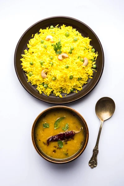 Düz dal ile Basmati pirinç pilavı veya pulav bezelye veya yeşil bezelye eklendi Sarı renkle matar pulav olarak da bilinir kullanarak sebze pilav ile servis