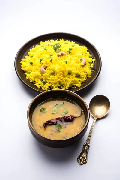 Düz dal ile Basmati pirinç pilavı veya pulav bezelye veya yeşil bezelye eklendi Sarı renkle matar pulav olarak da bilinir kullanarak sebze pilav ile servis