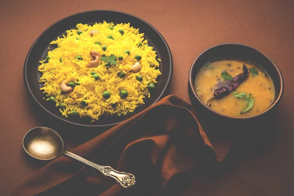 Düz dal ile Basmati pirinç pilavı veya pulav bezelye veya yeşil bezelye eklendi Sarı renkle matar pulav olarak da bilinir kullanarak sebze pilav ile servis