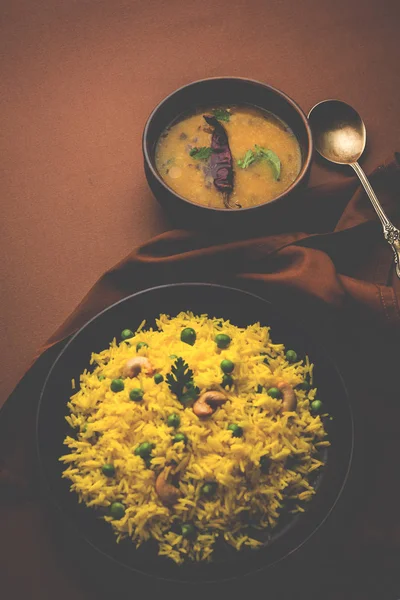 Düz dal ile Basmati pirinç pilavı veya pulav bezelye veya yeşil bezelye eklendi Sarı renkle matar pulav olarak da bilinir kullanarak sebze pilav ile servis