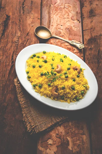 Düz dal ile Basmati pirinç pilavı veya pulav bezelye veya yeşil bezelye eklendi Sarı renkle matar pulav olarak da bilinir kullanarak sebze pilav ile servis