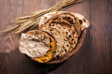 Çeşitli Hint ekmek sepeti içerir chapati, Tandır roti veya naan, paratha, kulcha, fulka, missi roti
