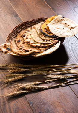 Çeşitli Hint ekmek sepeti içerir chapati, Tandır roti veya naan, paratha, kulcha, fulka, missi roti