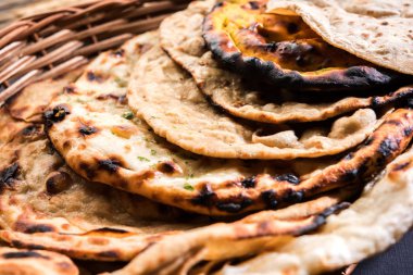 Çeşitli Hint ekmek sepeti içerir chapati, Tandır roti veya naan, paratha, kulcha, fulka, missi roti