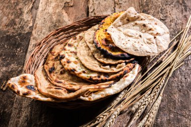Çeşitli Hint ekmek sepeti içerir chapati, Tandır roti veya naan, paratha, kulcha, fulka, missi roti