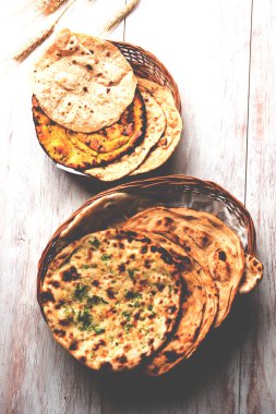 Çeşitli Hint ekmek sepeti içerir chapati, Tandır roti veya naan, paratha, kulcha, fulka, missi roti