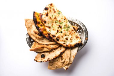 Çeşitli Hint ekmek sepeti içerir chapati, Tandır roti veya naan, paratha, kulcha, fulka, missi roti