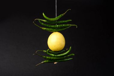 limon chilies asılı - Hint batıl limon ve yeşil biber ile iplik bağlı ve evde kapılar ya da herhangi bir kötü servet olarak da bilinen totka veya nazar battu önlemek için dükkanı bağlı