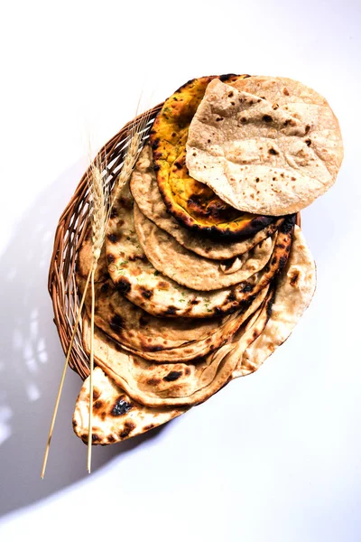 Blandade Indiskt Brödkorg Innehåller Chapati Tandoori Roti Eller Naan Paratha — Stockfoto