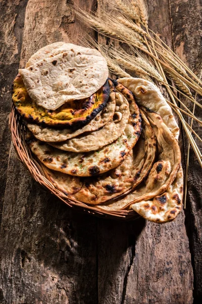 Surtido Canasta Pan Indio Incluye Chapati Tandoori Roti Naan Paratha — Foto de Stock