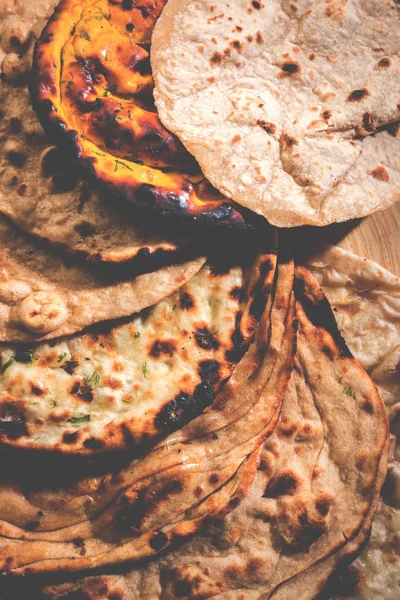 Sortierte Indische Brotkorb Enthält Chapati Tandoori Roti Oder Naan Paratha — Stockfoto