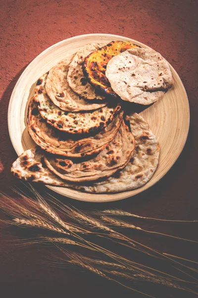 Keranjang Roti India Terdiri Dari Chapati Tandoori Roti Atau Naan — Stok Foto