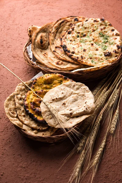 Surtido Canasta Pan Indio Incluye Chapati Tandoori Roti Naan Paratha — Foto de Stock