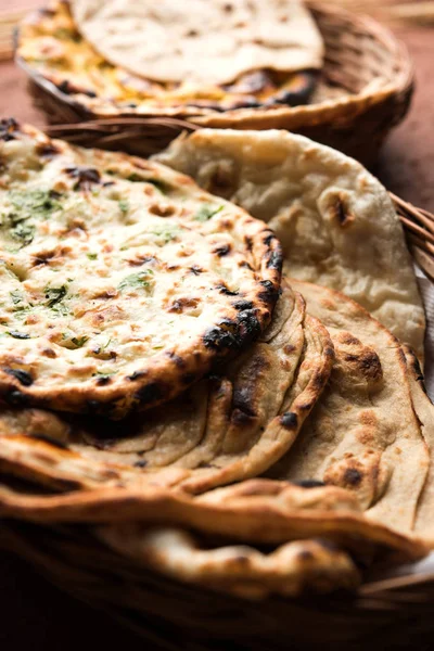 Válogatott Indiai Kenyér Kosár Magában Foglalja Chapati Tandoori Roti Vagy — Stock Fotó