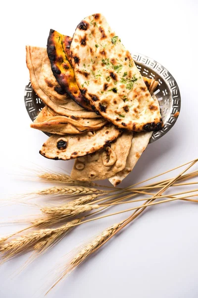 Surtido Canasta Pan Indio Incluye Chapati Tandoori Roti Naan Paratha — Foto de Stock