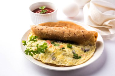 omlet / omlet Çapati rulo veya Hint ekmek veya roti rulo ile omlet. Çocuğun tiffin veya öğle yemeği kutusu için popüler, hızlı ve sağlıklı tarifi