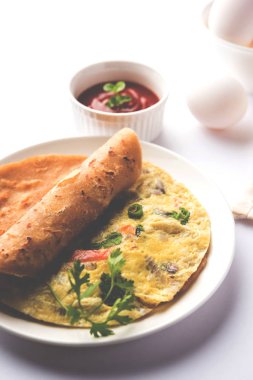 omlet / omlet Çapati rulo veya Hint ekmek veya roti rulo ile omlet. Çocuğun tiffin veya öğle yemeği kutusu için popüler, hızlı ve sağlıklı tarifi