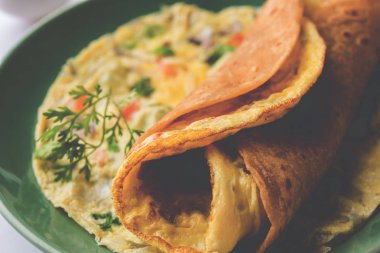 omlet / omlet Çapati rulo veya Hint ekmek veya roti rulo ile omlet. Çocuğun tiffin veya öğle yemeği kutusu için popüler, hızlı ve sağlıklı tarifi