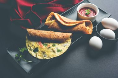 omlet / omlet Çapati rulo veya Hint ekmek veya roti rulo ile omlet. Çocuğun tiffin veya öğle yemeği kutusu için popüler, hızlı ve sağlıklı tarifi