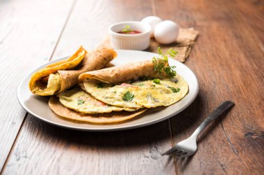 omlet / omlet Çapati rulo veya Hint ekmek veya roti rulo ile omlet. Çocuğun tiffin veya öğle yemeği kutusu için popüler, hızlı ve sağlıklı tarifi