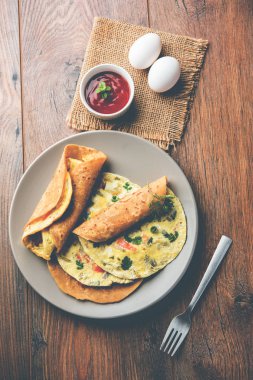 omlet / omlet Çapati rulo veya Hint ekmek veya roti rulo ile omlet. Çocuğun tiffin veya öğle yemeği kutusu için popüler, hızlı ve sağlıklı tarifi