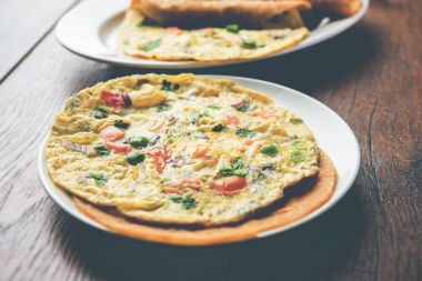omlet / omlet Çapati rulo veya Hint ekmek veya roti rulo ile omlet. Çocuğun tiffin veya öğle yemeği kutusu için popüler, hızlı ve sağlıklı tarifi