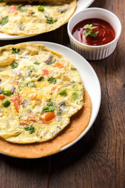 omlet / omlet Çapati rulo veya Hint ekmek veya roti rulo ile omlet. Çocuğun tiffin veya öğle yemeği kutusu için popüler, hızlı ve sağlıklı tarifi